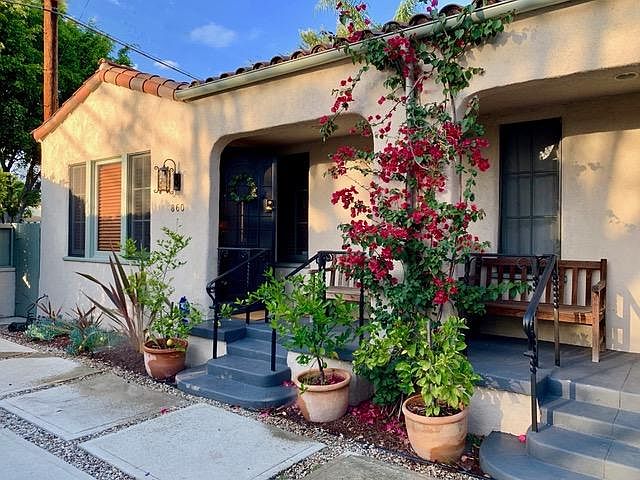 1st image of 860 N Las Palmas Ave