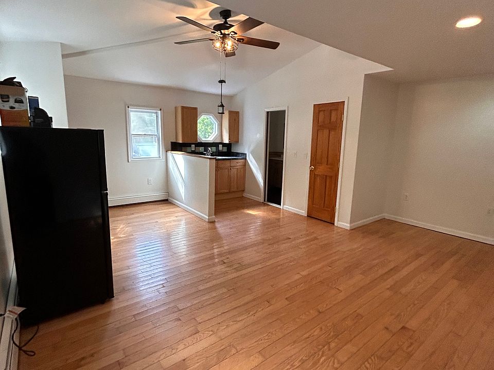 1st image of 5 University Heights Dr