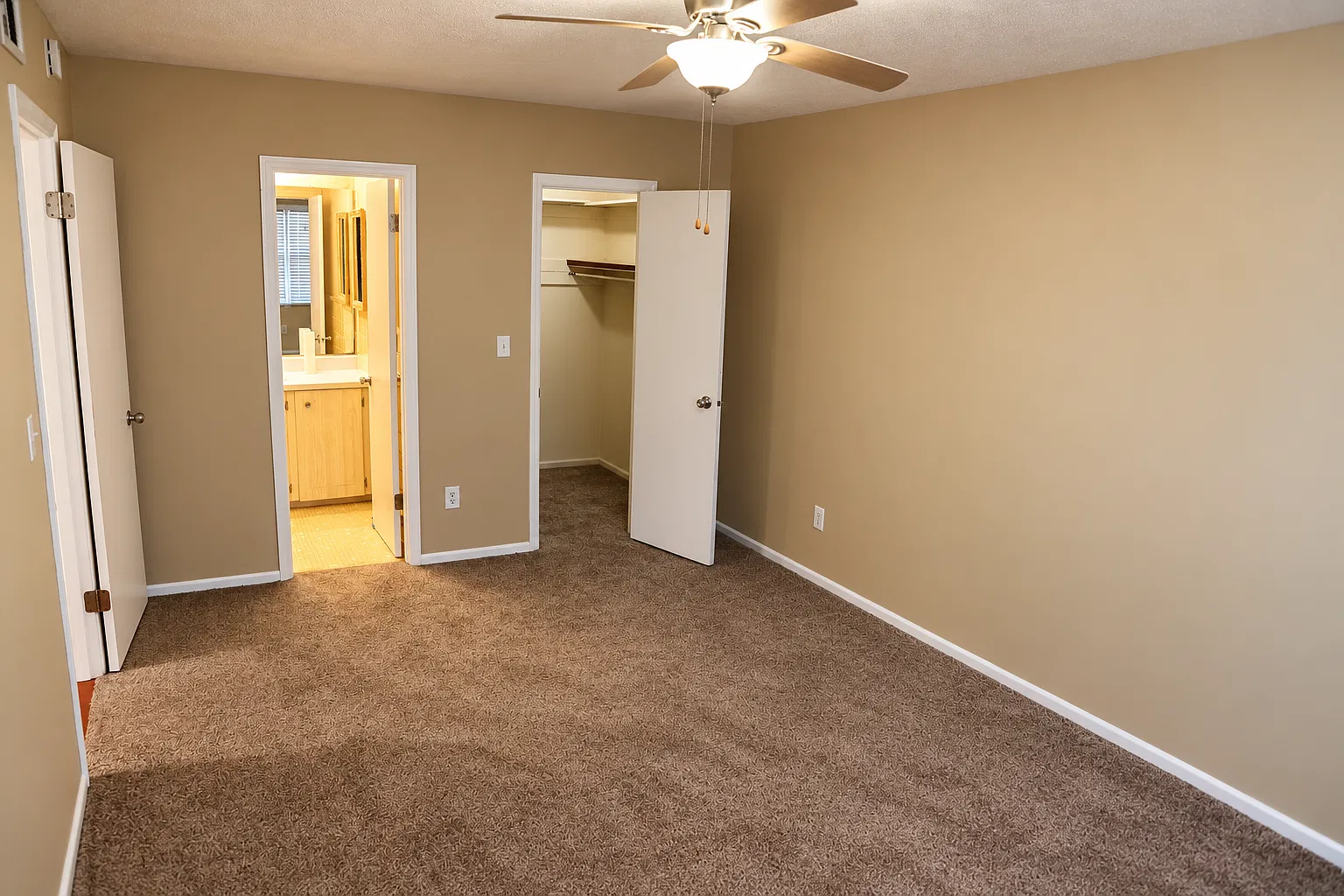 2 bed, 1.5 bath, 920 sqft, $1,400 — Photo 4