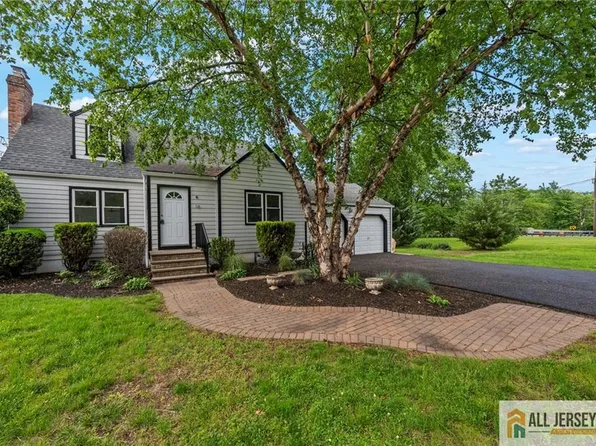 16 Lakeside Dr S, Piscataway, NJ 08854