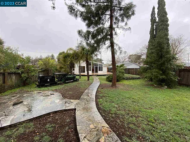 1414 San Carlos Ave — Photo 35
