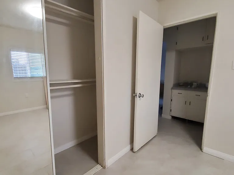 4350 Clairemont Dr — Photo 25
