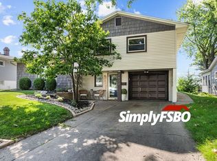 2832 Washington Ln, Davenport, IA 52804