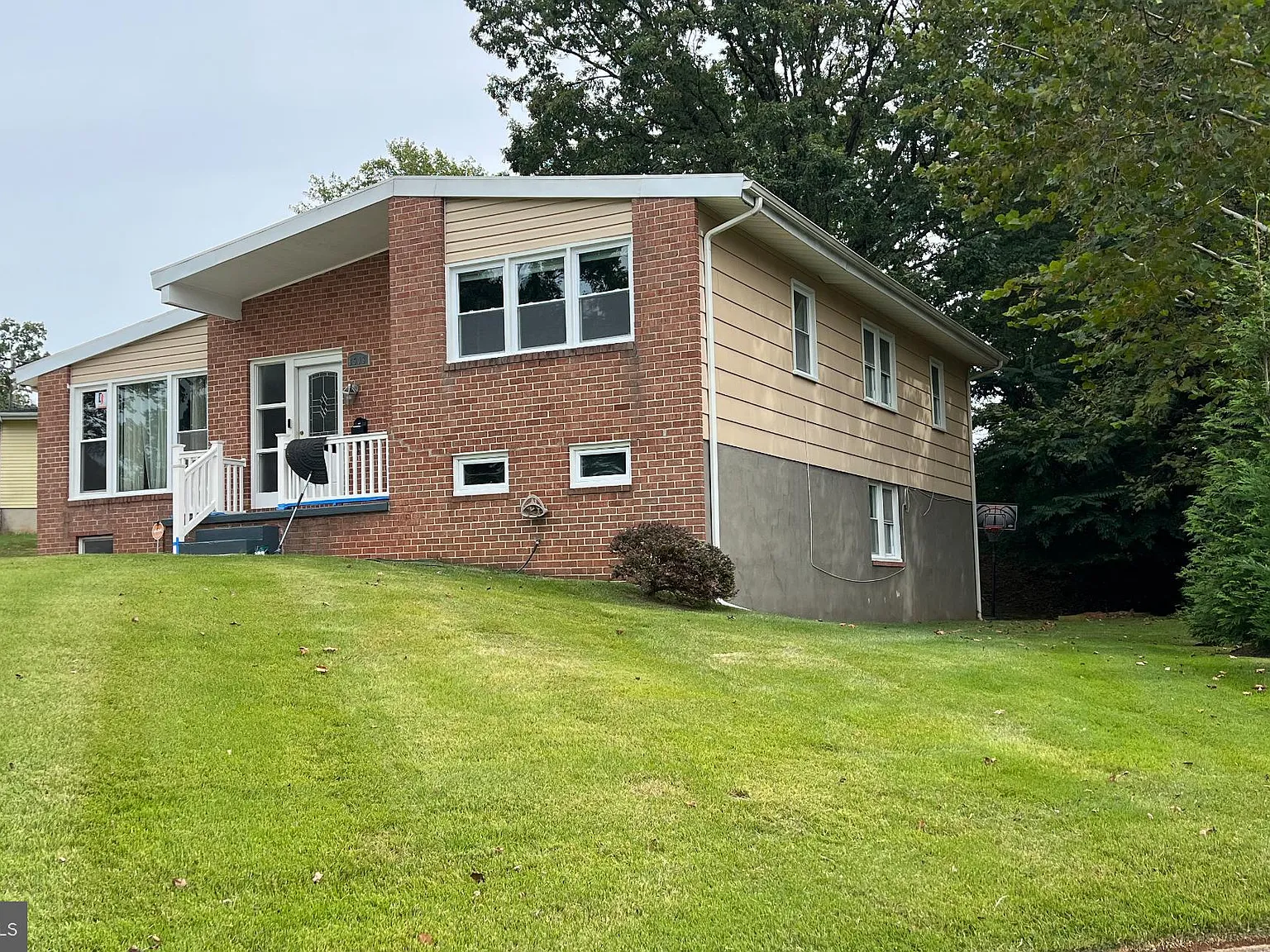 4 bed, 3.0 bath, 1880 sqft, $3,700 — Photo 3