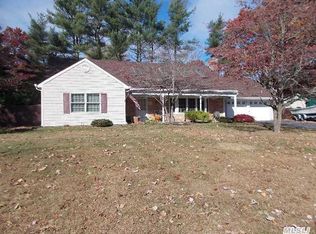 26 Shelbourne Ln, Stony Brook, NY 11790
