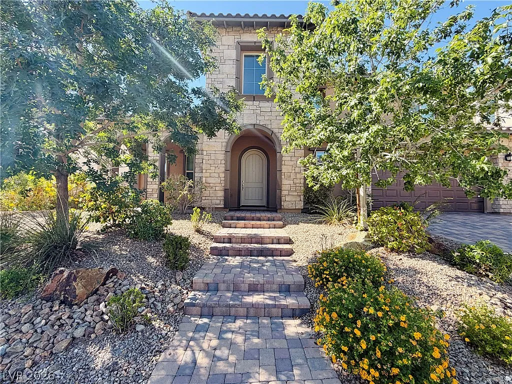 5 bed, 4.5 bath, 4250 sqft, $7,995 — Photo 2