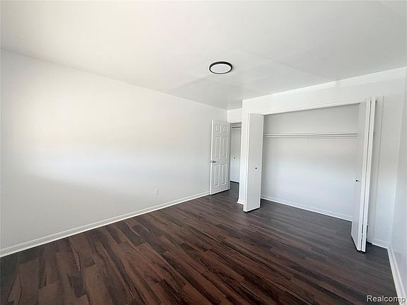 3rd image of 14940 Longacre St