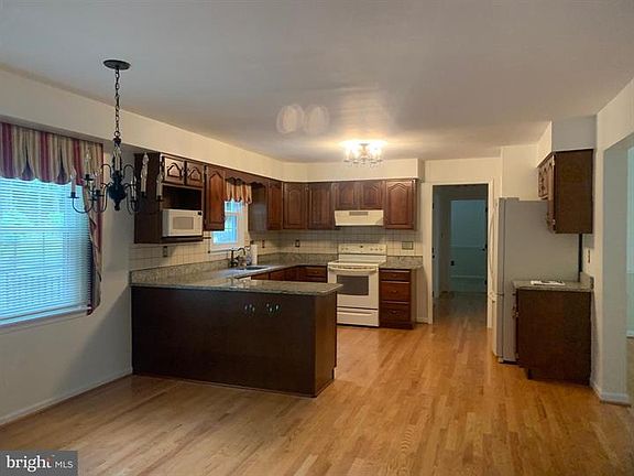 3rd image of 18 Hidden Valley Dr