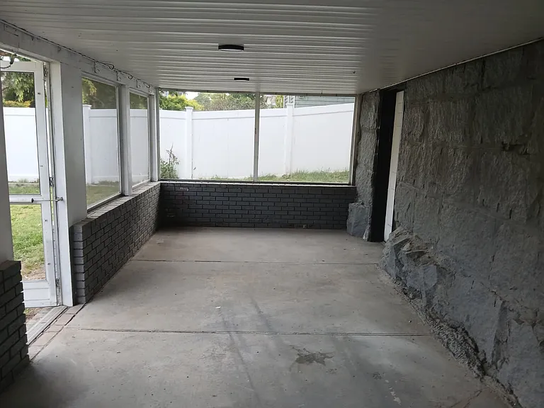 Ruthven St — Photo 42
