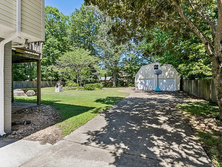 112 Leslie Dr — Photo 5