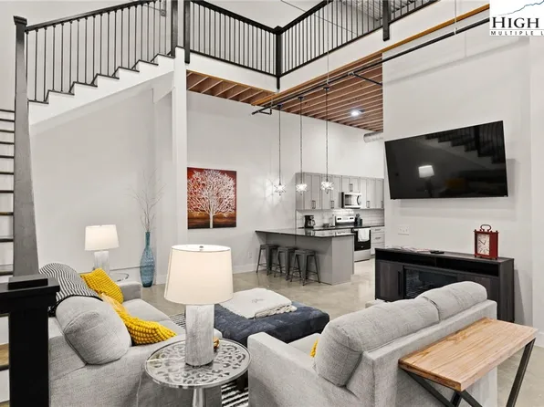 215 S Jefferson Station Place #210, West Jefferson, NC 28694