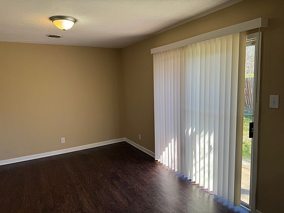 3rd image of 1402 Connell Dr