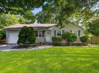 8 Faith Dr, Hampton Bays, NY 11946