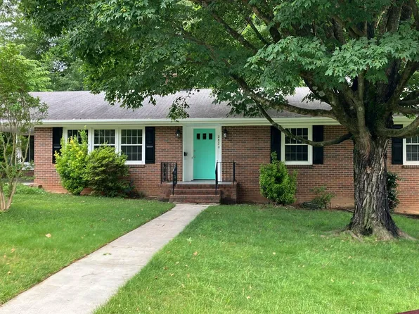 2820 Deerwood Dr, Winston Salem, NC 27103