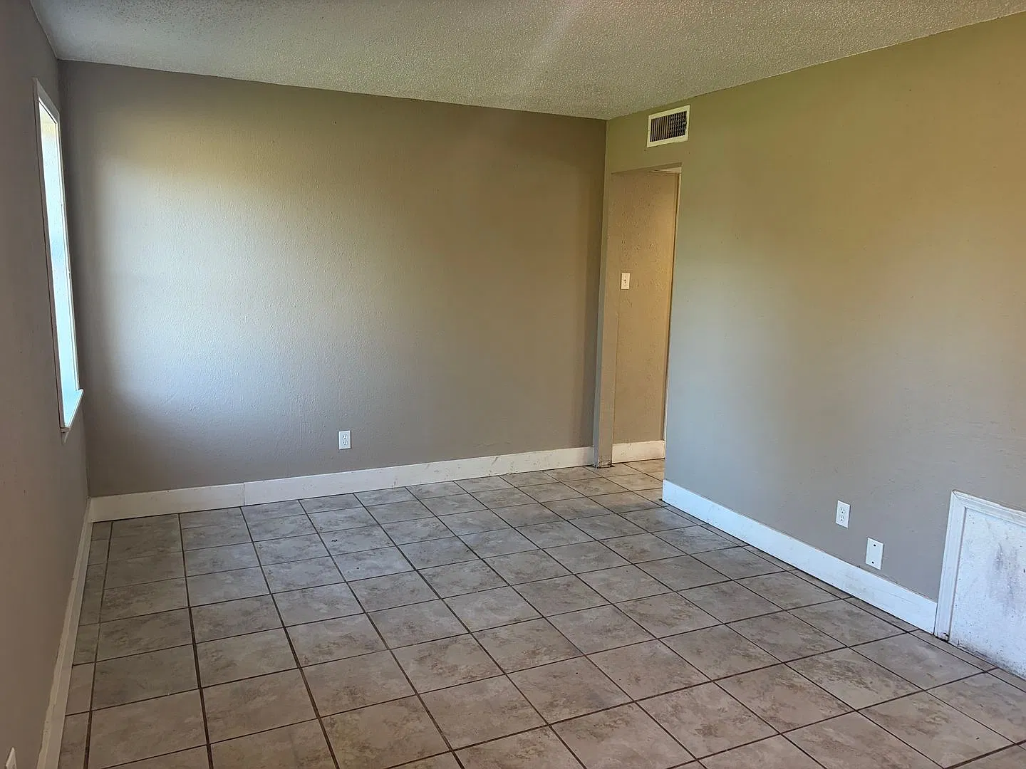 Coming Soon!! 4 Bedroom and 1 Bathroom House — Photo 3