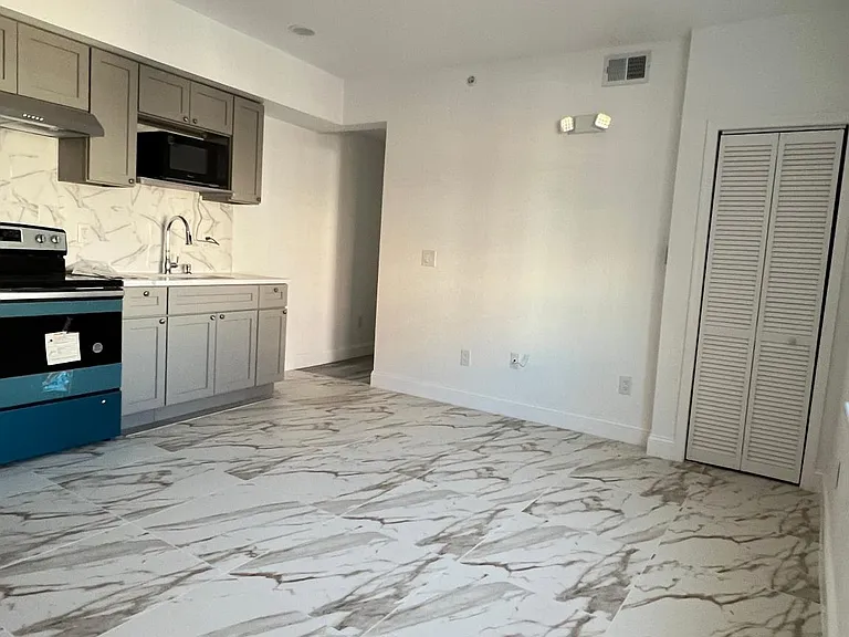 641 N 11th St #3 — Photo 6