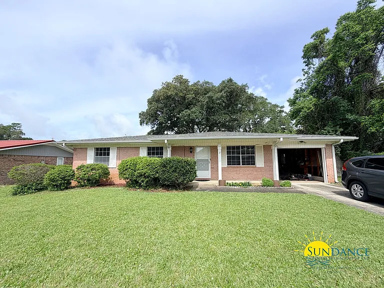 11 Oak Ln — Photo 1