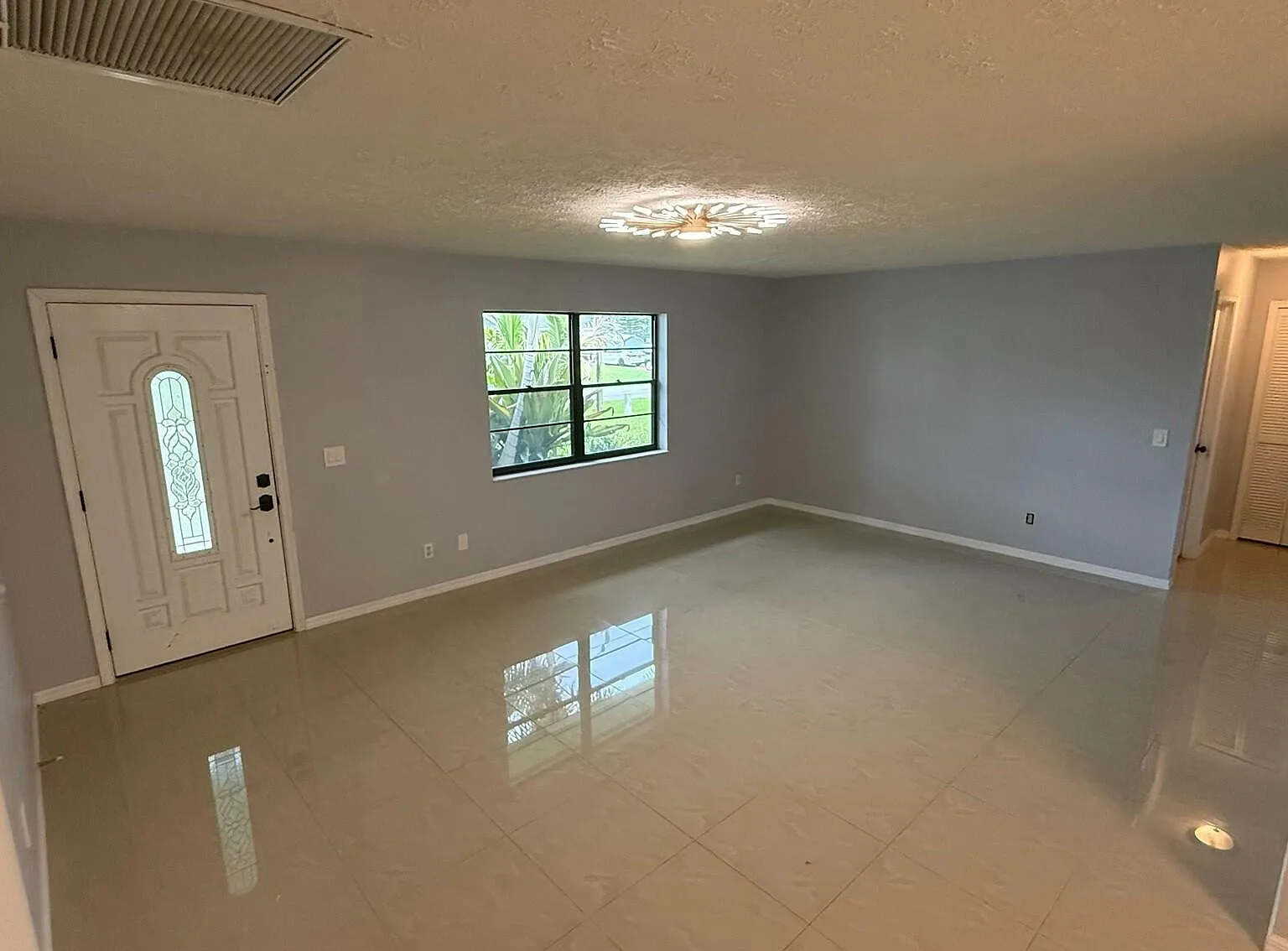 3 bed, 2.0 bath, 1249 sqft, $2,150 — Photo 2