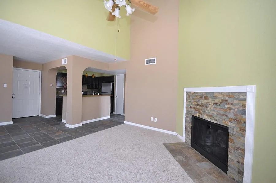 2 bed, 2.0 bath, 982 sqft, $1,300 — Photo 3