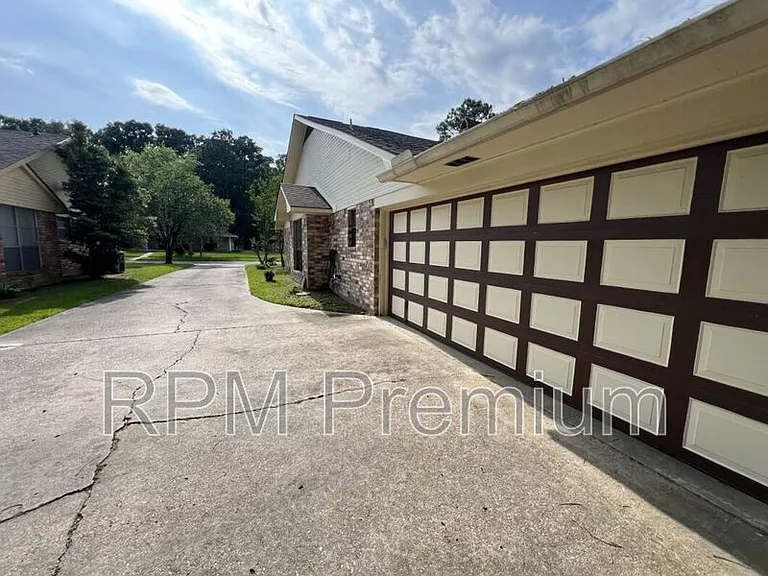 13936 Cayuga Dr — Photo 4