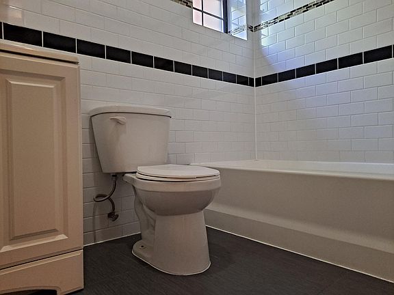 3rd image of 631 Barretto St #1