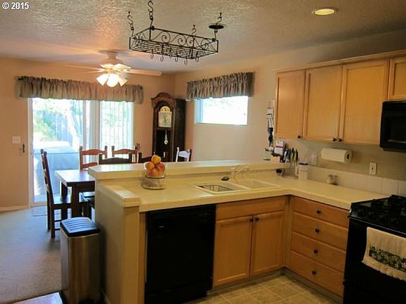 4th image of 501 NE Goldie Dr