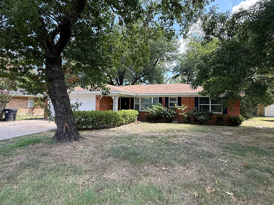 1915 Fairfax Dr