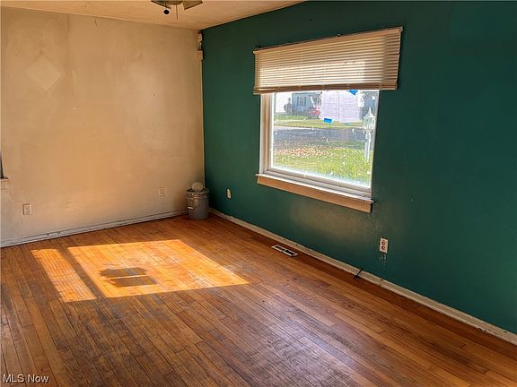 3rd image of 25521 Briardale Ave