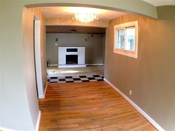 3rd image of 2612 W Crown Ave