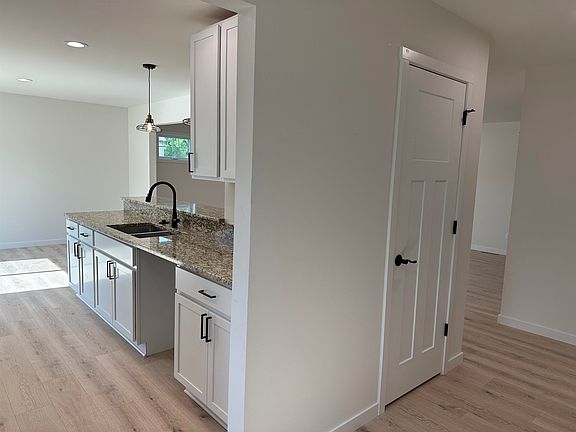 5th image of 105 Haskall Ct