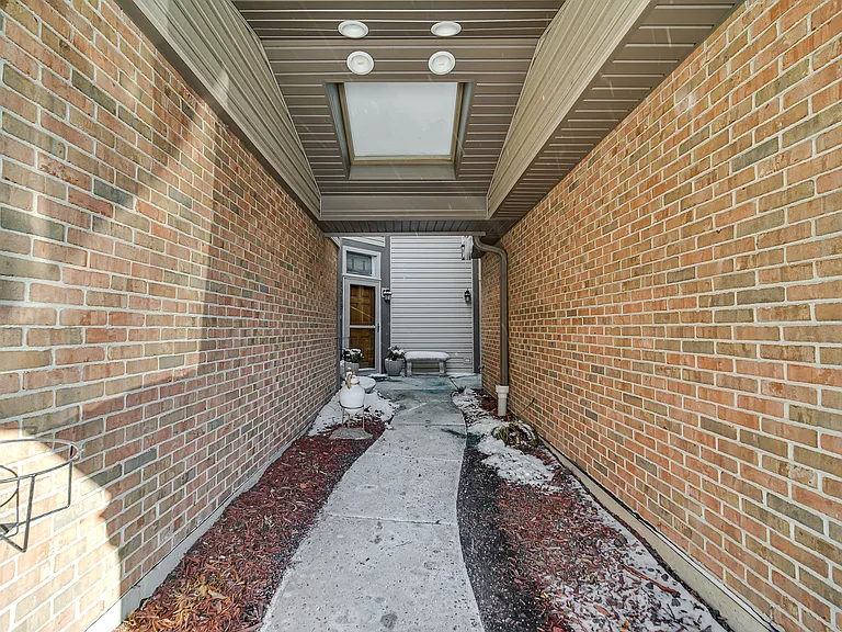 1017 Arbor Ct — Photo 4