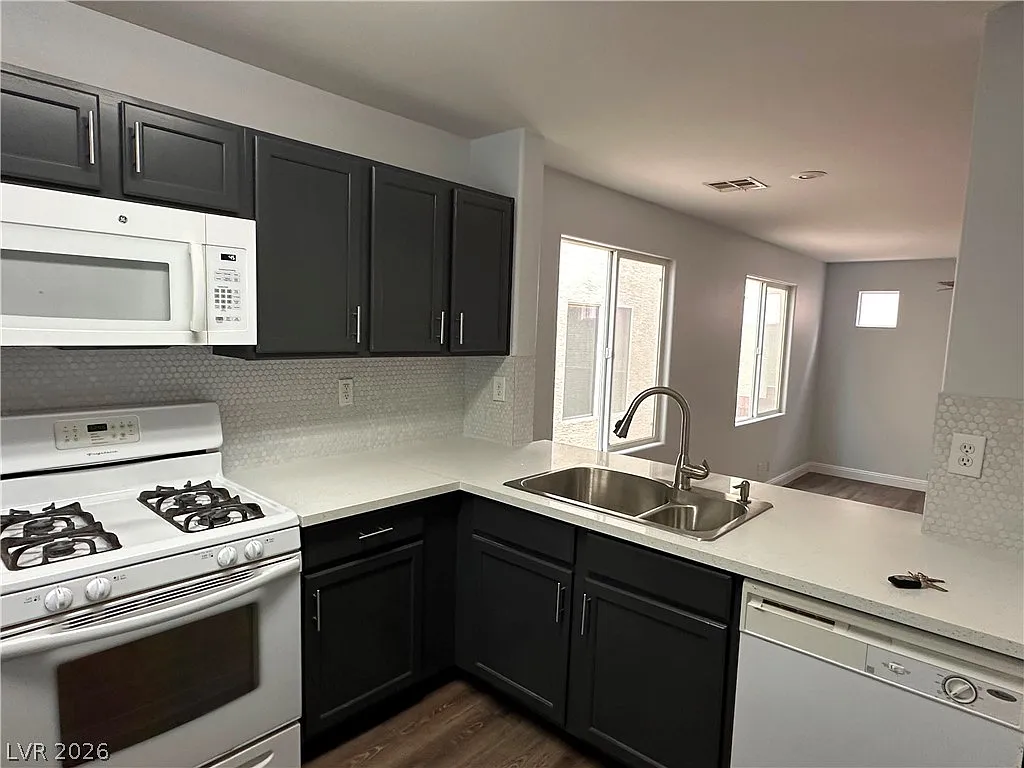 3 bed, 3.0 bath, 1390 sqft, $1,890 — Photo 4