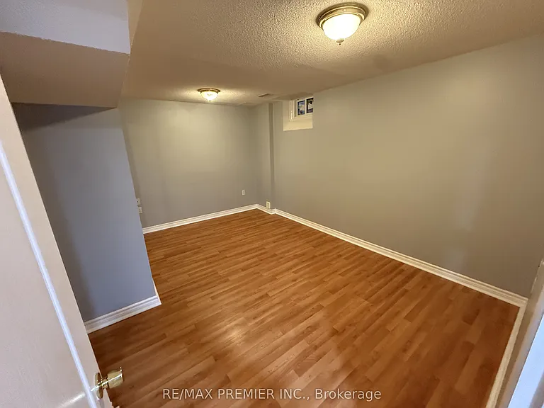 54 Castlepoint Dr #LOWER — Photo 15