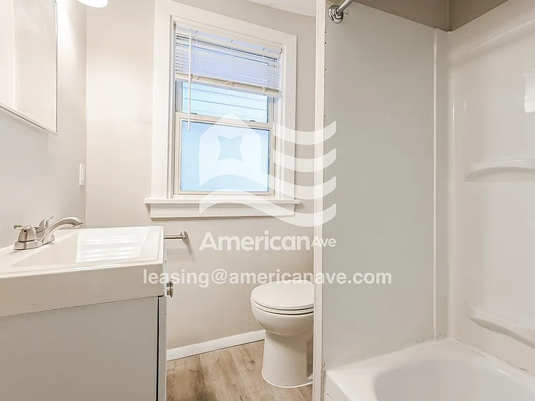 566895_014_bathroom_13655914.jpg