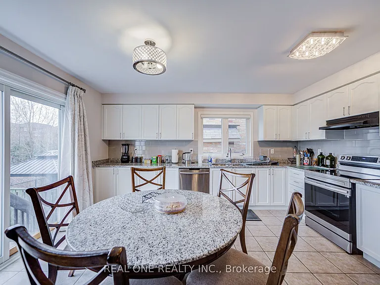 27 Cranston St #UPPER — Photo 12