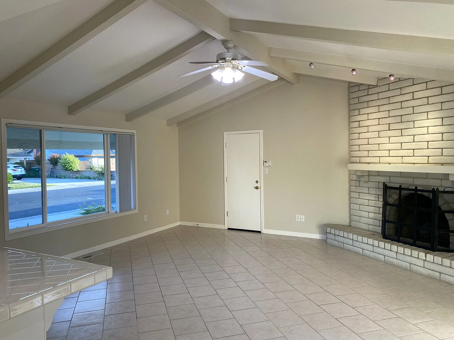 3 bed, 1800 sqft, $2,950 — Photo 4
