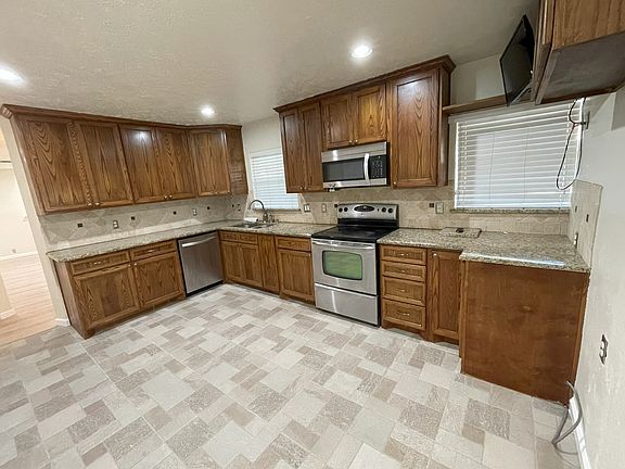 4th image of 458 Highland Blvd