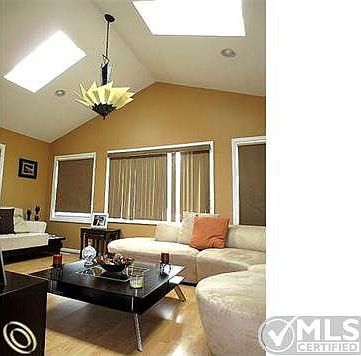 HIGH CEILING & SKYLIGHTS