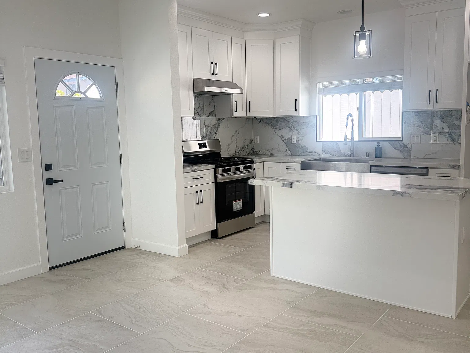 2 bed, 800 sqft, $2,700 — Photo 2