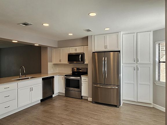 3rd image of 425 Waterway Ln #1