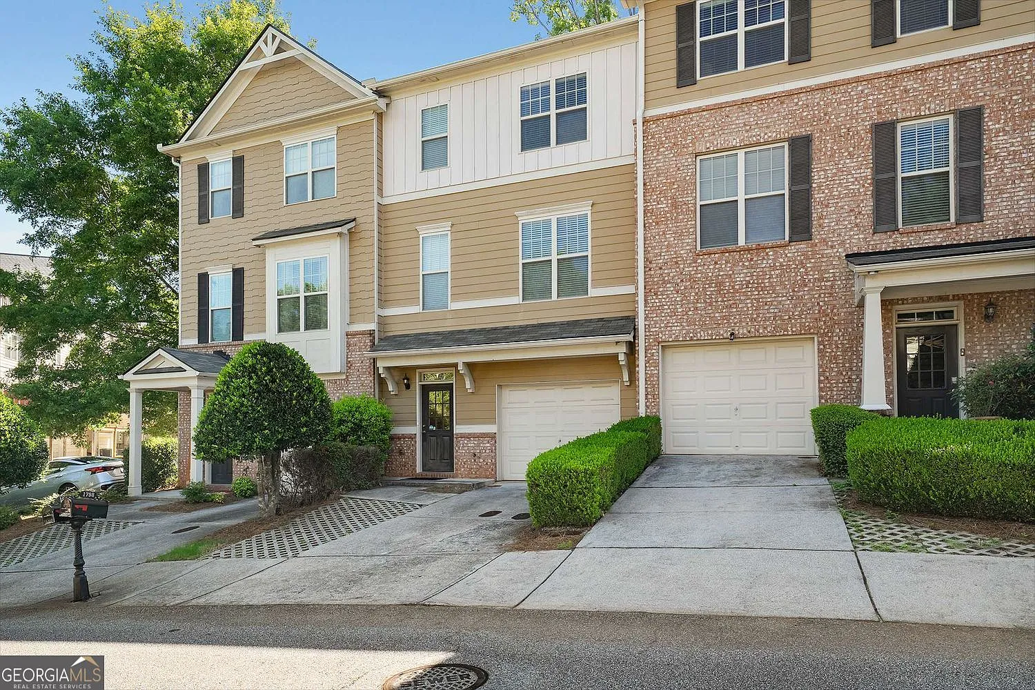 3 bed, 3.5 bath, 2220 sqft, $2,350 — Photo 3