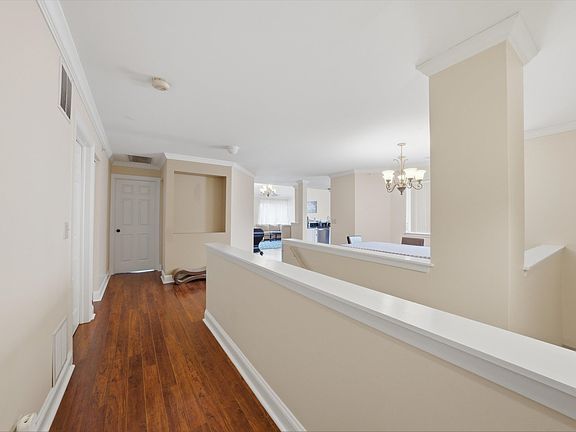 3rd image of 1059 E Wilson Ave