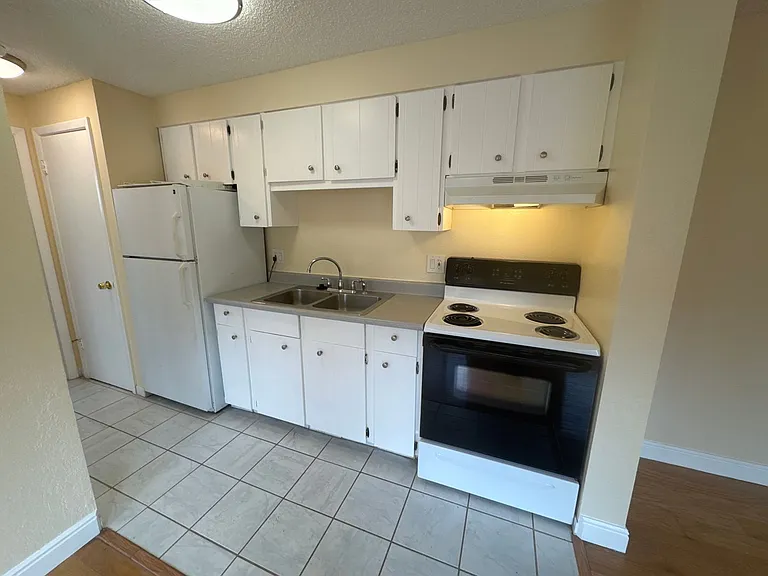 Spartan Court Apartments — Photo 8