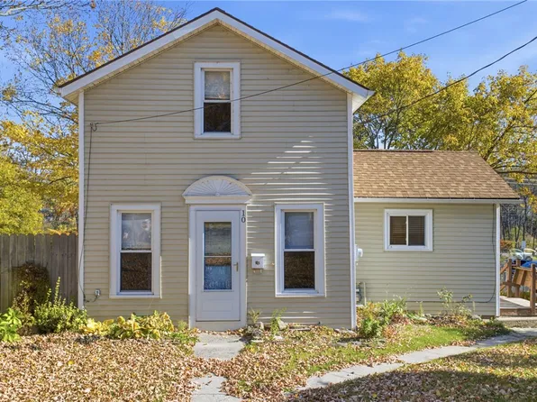 10 School St, Le Roy, NY 14482