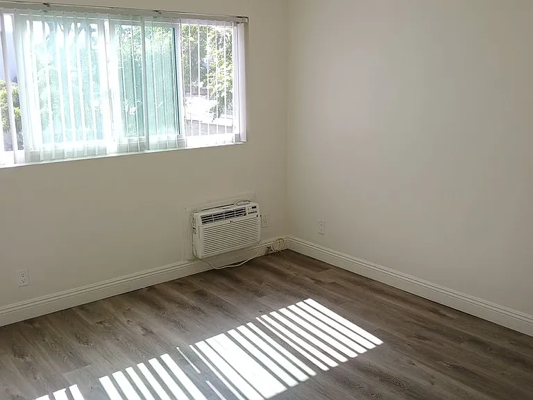 5532 Harold Way — Photo 8