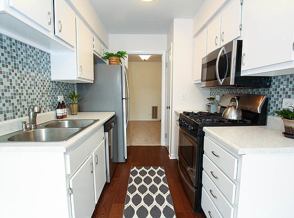 4th image of 29W471 Emerald Green Dr #27F