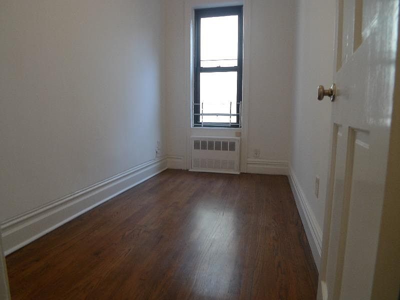 2nd image of 37 Beekman Pl