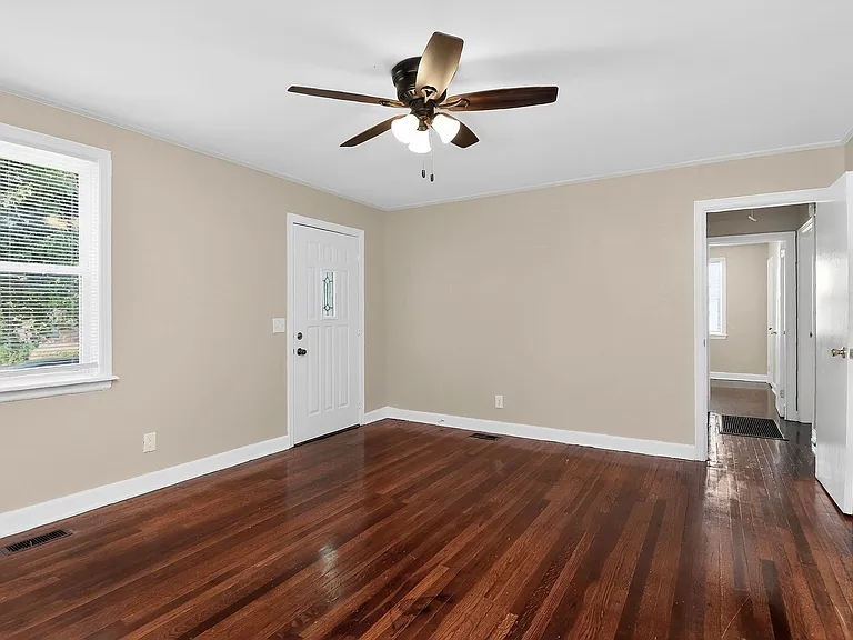 1011 Lomond Ave — Photo 3