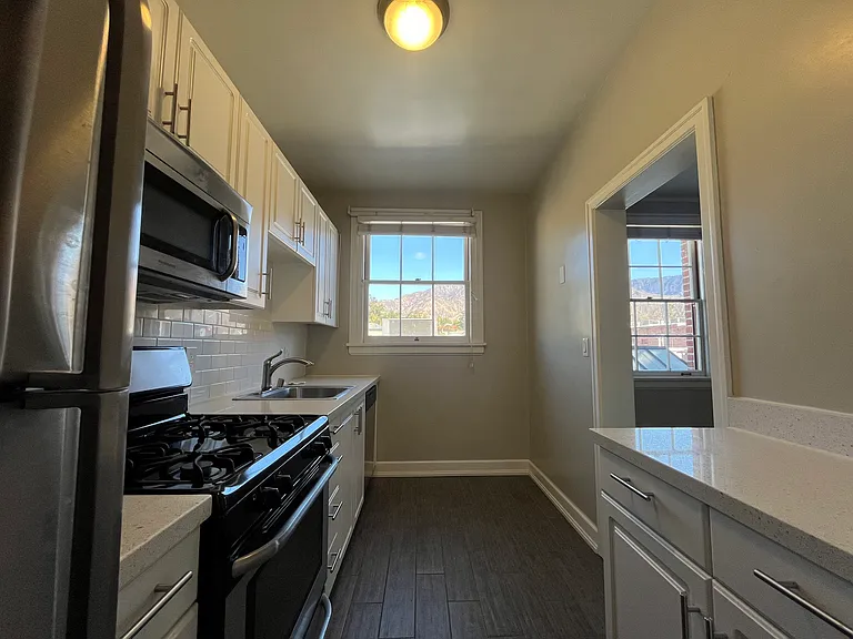 1349 N Hill Ave #9 — Photo 8