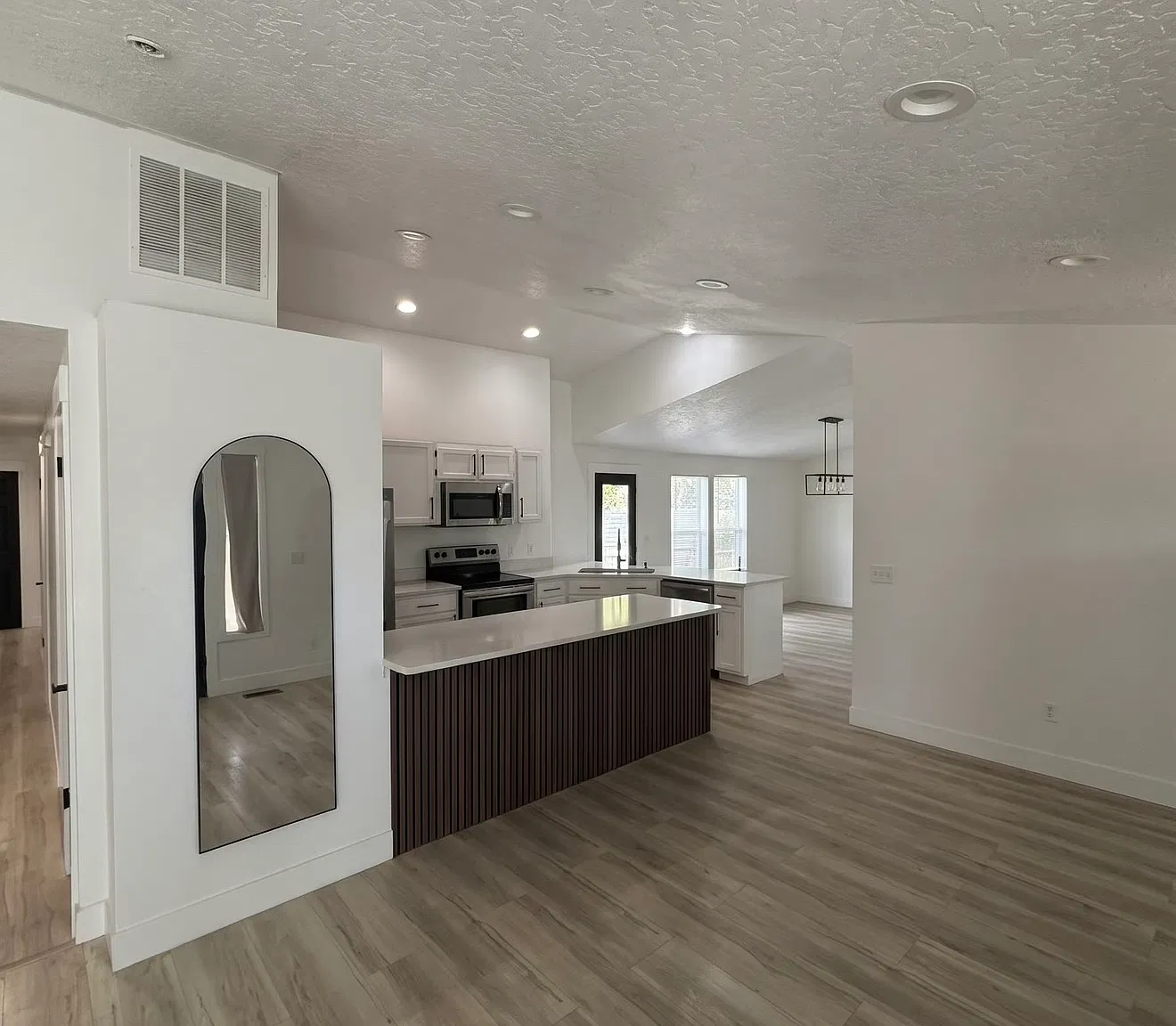 2502 Wildflower Dr — Photo 4
